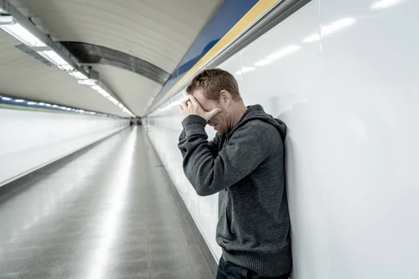 Eländiga Arbetslösa Ung Man Gråtande Narkoman Hemlösa Depression Stress Sitter — Stockfoto