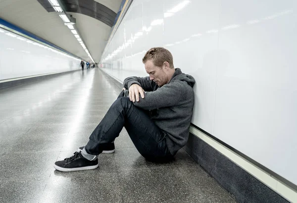 Jovem Desempregado Miserável Chorando Toxicodependente Sem Teto Depressão Estresse Sentado — Fotografia de Stock