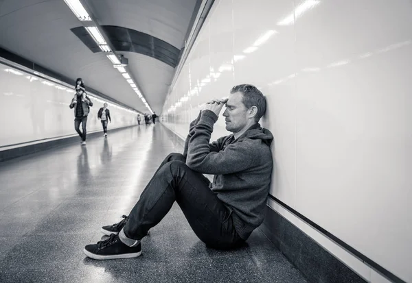 Jovem Desempregado Miserável Chorando Toxicodependente Sem Teto Depressão Estresse Sentado — Fotografia de Stock