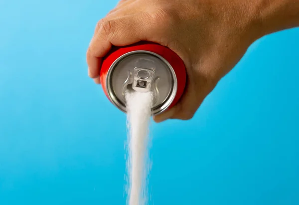 Mão Segurando Refrigerante Pode Derramar Quantidade Louca Açúcar Metáfora Teor — Fotografia de Stock