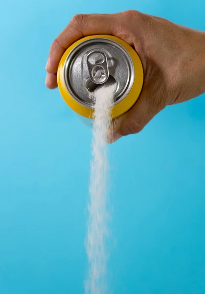 Hand Met Frisdrankblikje Gieten Gekke Hoeveelheid Suiker Metafoor Van Het — Stockfoto