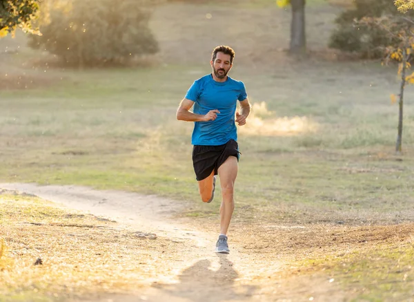 Glada Löpare Sportkläder Kör Utbildning För Marathon Utanför Parken Vid — Stockfoto
