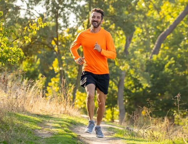 Glada Löpare Sportkläder Kör Utbildning För Marathon Utanför Parken Vid — Stockfoto