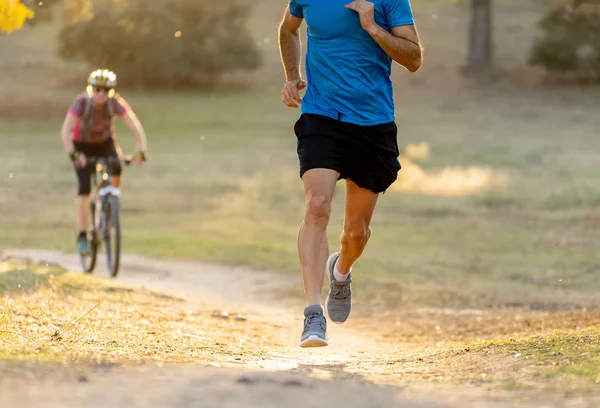 Ung Sport Man Kör Landsbygden Cross Country Träning Sommar Solnedgång — Stockfoto