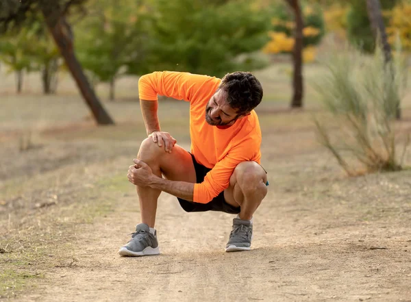 Ung Passar Man Håller Knä Med Händerna Smärta Efter Att — Stockfoto