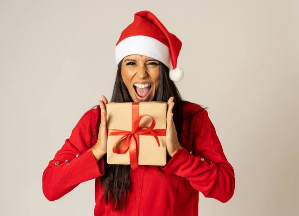 Gelukkig Jongedame Rode Trui Muts Zoek Enthousiast Tonen Kerstcadeau Kringlooppapier — Stockfoto