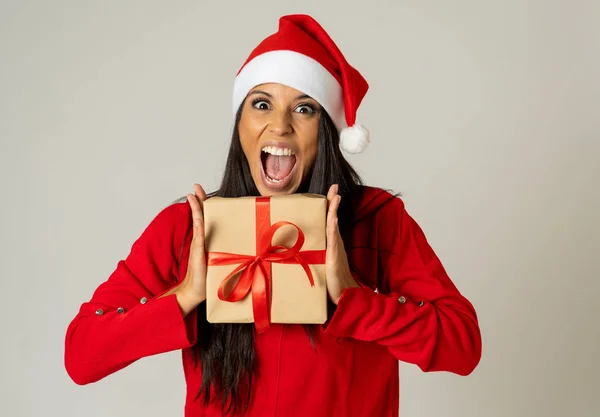 Joven Mujer Feliz Suéter Rojo Sombrero Mirando Emocionado Mostrando Regalo — Foto de Stock