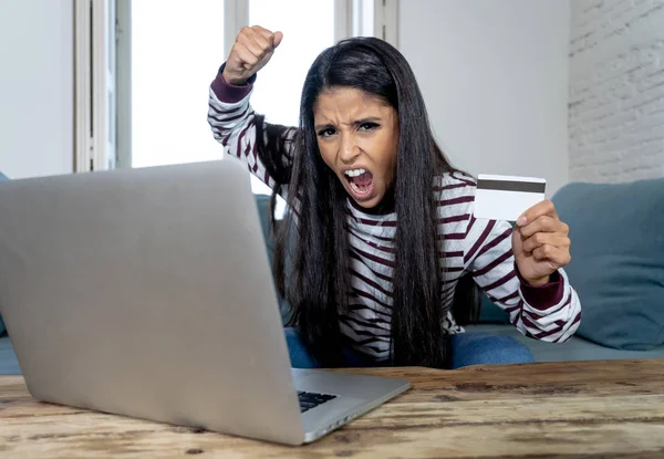 Aantrekkelijke Jonge Latijns Vrouw Wanhopig Woedend Met Credit Card Laptop — Stockfoto