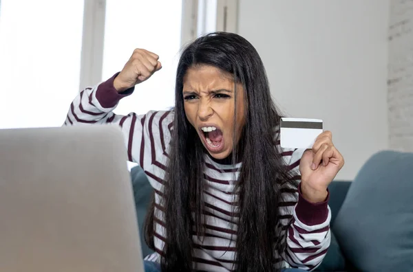 Attractive Young Latin Woman Desperate Furious Credit Card Laptop Siting — Stock Photo, Image