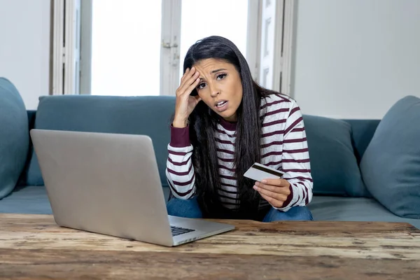 Aantrekkelijke Jonge Latijns Vrouw Wanhopig Woedend Met Credit Card Laptop — Stockfoto