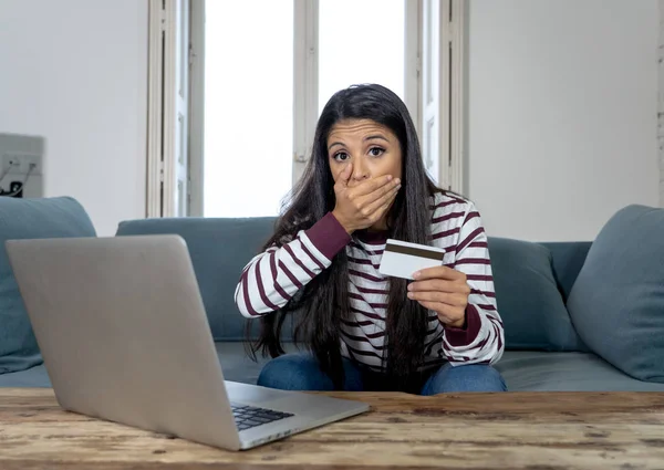 Attrayant Jeune Femme Latine Désespérée Furieuse Avec Carte Crédit Ordinateur — Photo