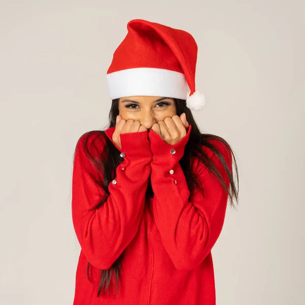 Glada Vackra Och Leende Ung Kvinna Santa Hatt Och Röd — Stockfoto