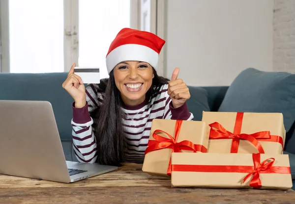 Kvinna Klädd Röd Tröja Och Jultomten Hatt Hålla Kreditkort Att — Stockfoto