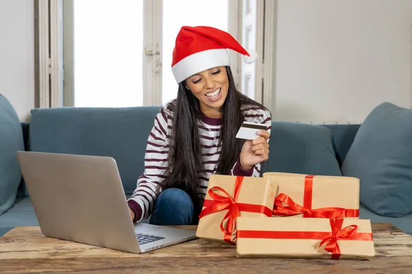 Vrouw Dragen Rode Trui Kerstman Hoed Holding Creditcard Kiezen Kopen — Stockfoto