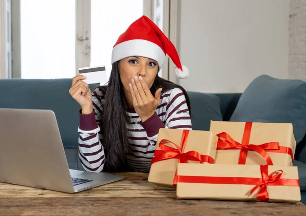 Kvinna Klädd Röd Tröja Och Jultomten Hatt Hålla Kreditkort Att — Stockfoto