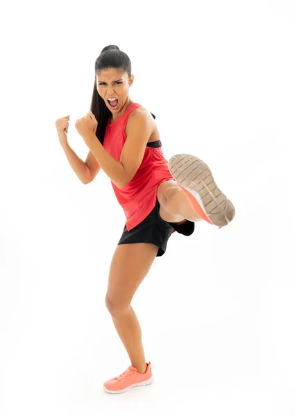 Mujer Latina Joven Furiosa Entrenamiento Entrenamiento Boxeo Lucha Patada Lanzando — Foto de Stock
