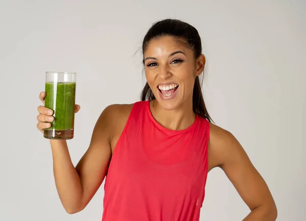 Mujer Fitness Feliz Sonriente Sosteniendo Vaso Batido Verduras Verdes Después — Foto de Stock