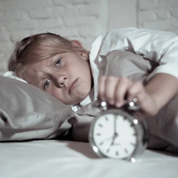 Dulce Niña Insomne Estresada Triste Enojada Cama Mirando Despertador Teniendo — Foto de Stock