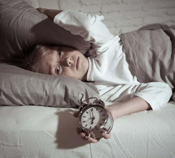 Menina Sem Sono Bonito Cama Acordada Meio Noite Olhando Cansado — Fotografia de Stock