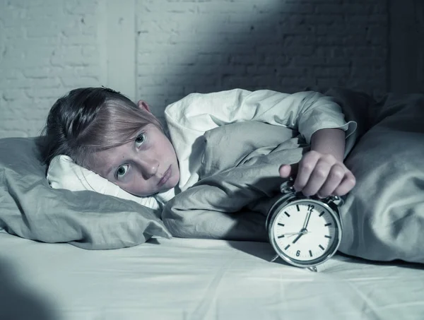 Dulce Niña Insomne Acostada Triste Cama Mirando Despertador Teniendo Que — Foto de Stock