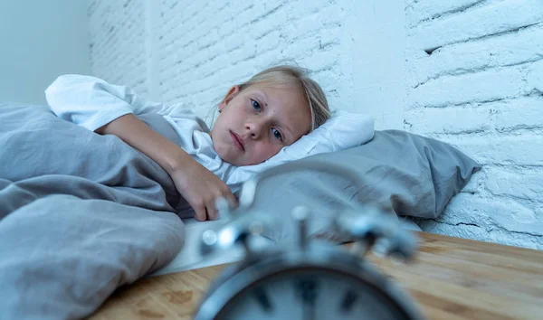Γλυκό Άγρυπνες Μικρό Κορίτσι Ξαπλωμένο Λυπημένος Στο Κρεβάτι Βλέπουν Άγρυπνες — Φωτογραφία Αρχείου