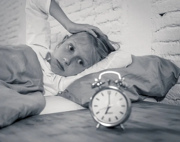 Doce Menina Sem Sono Deitada Triste Cama Olhando Para Despertador — Fotografia de Stock