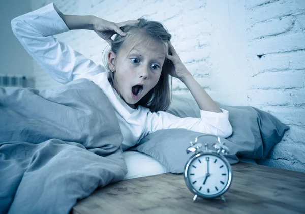 Gadis Kecil Tanpa Tidur Manis Berbaring Sedih Tempat Tidur Melihat — Stok Foto