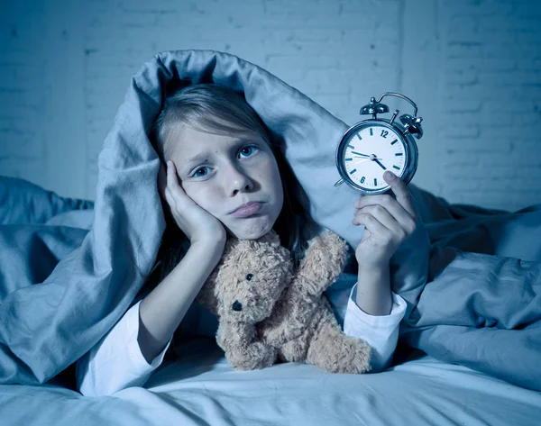 Menina Sem Sono Bonito Deitado Cama Mostrando Despertador Olhando Cansado — Fotografia de Stock