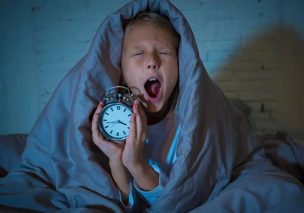 Menina Sem Sono Bonito Deitado Cama Mostrando Despertador Olhando Cansado — Fotografia de Stock