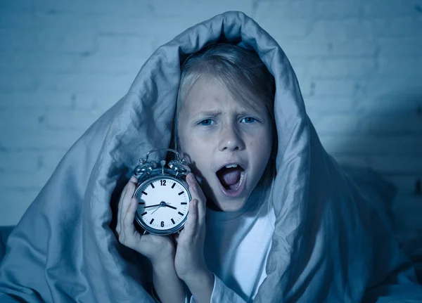 Menina Sem Sono Bonito Deitado Cama Mostrando Despertador Olhando Cansado — Fotografia de Stock