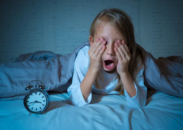 Sevimli Uykusuz Küçük Kız Yatakta Yorgun Görünümlü Gece Yarısı Uyanık — Stok fotoğraf