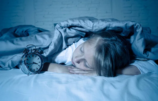 Linda Niña Insomne Tumbada Cama Mirando Triste Cansada Teniendo Problemas — Foto de Stock