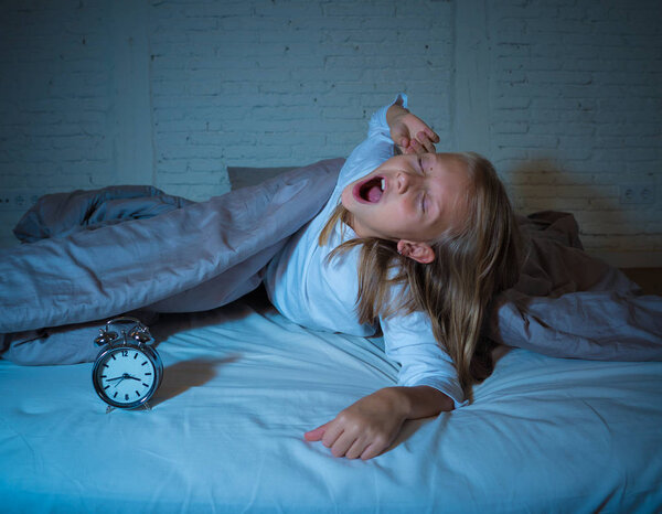 Симпатичная бессонная маленькая девочка, лежащая в постели, грустная и уставшая, имеющая проблемы со сном, спящая ночью или просыпающаяся слишком рано утром в Бессоннице Бессонница Беспокойные расстройства сна у детей
.