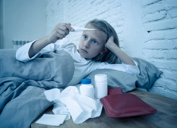 Doce Doente Bonito Menina Sentindo Doente Deitado Cama Com Medicamentos — Fotografia de Stock