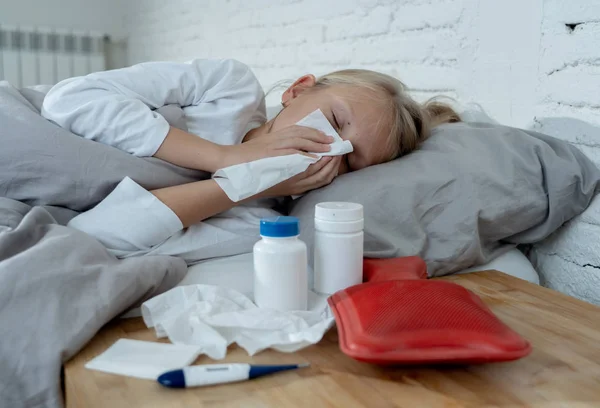 Tatlı Hasta Sevimli Kız Soğuk Kış Grip Virüsü Hapşırma Burun — Stok fotoğraf