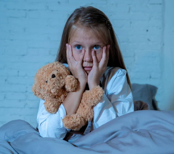 Niña Asustada Sentada Cama Cubriéndose Cara Con Las Manos Sosteniendo — Foto de Stock