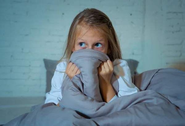 Niña Asustada Permaneciendo Insomne Escondida Detrás Del Edredón Mirando Horrorizada —  Fotos de Stock