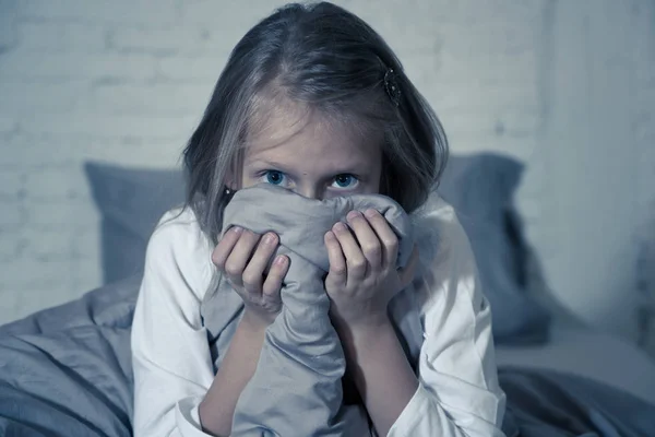 Menina Assustada Ficar Sem Dormir Escondido Atrás Edredom Olhando Horrorizado — Fotografia de Stock