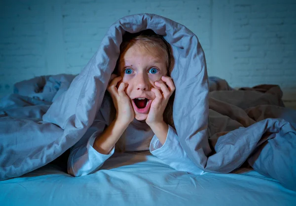 Linda Chica Dormida Gritando Llorando Después Aterrador Molesto Sueño Cubriéndose — Foto de Stock