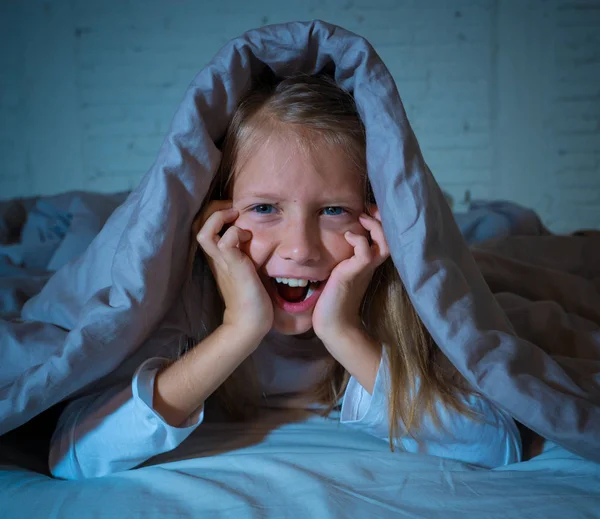 可爱的睡着的女孩尖叫和哭泣后 吓唬或令人不安的梦想覆盖自己在床上用毯子在晚上的心情戏剧性的照明在睡眠地噩梦和睡眠障碍 — 图库照片