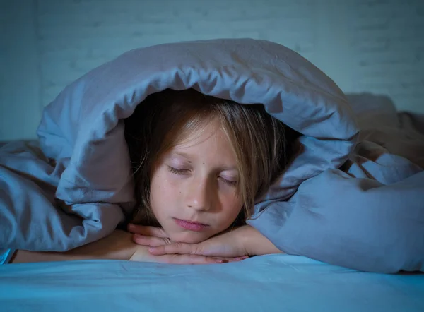 可爱的小白种人女孩躺在床上覆盖着她的头与毯子感到疲惫和不眠不休的痛苦失眠抑郁症压力在儿童情绪和睡眠障碍的概念 — 图库照片