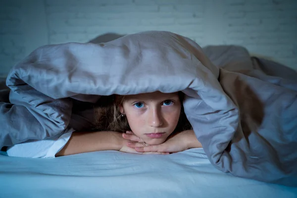 Linda Niña Caucásica Acostada Cama Cubriéndose Cabeza Con Una Manta — Foto de Stock