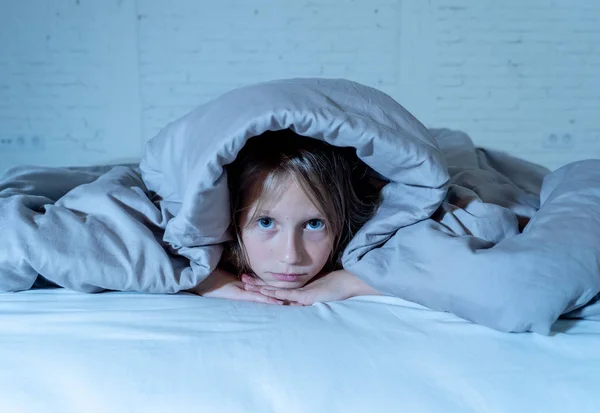 Linda Niña Caucásica Acostada Cama Cubriéndose Cabeza Con Una Manta — Foto de Stock