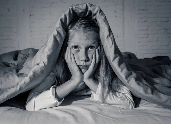 Bonito Pouco Caucasiano Menina Deitado Cama Cobrindo Sua Cabeça Com — Fotografia de Stock