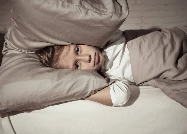 Chica Infeliz Cubriéndose Los Oídos Con Almohada Tratando Dormir Por —  Fotos de Stock