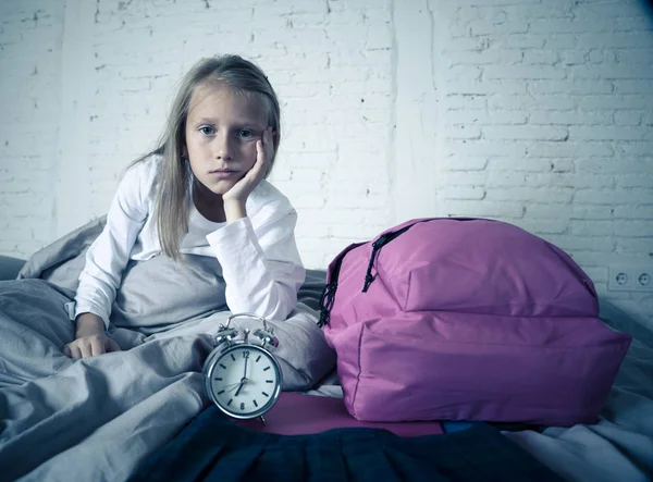 Hermosa Niña Rubia Triste Insomnio Enojado Mostrando Despertador Hora Prepararse — Foto de Stock