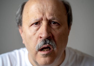 Komuta sizde şaşkın ve kayıp acı demans, hafıza kaybı veya Alzheimer yaşlı yetişkinler ve gri arka plan üzerinde izole sonraki hayat kavramı ruh sağlığı portresi kapatın.
