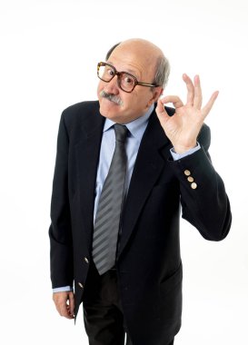 ayakta ve yaşlı iş ve beyaz arka plan üzerinde izole başarılı yaşam iş kavramı görünümlü akıllı ve başarılı üst düzey eski işadamı portresi tam uzunlukta.