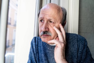 Komuta sizde umutsuz üzgün depresif balkon merak seyir düşünceli yalnız evde yaşlanma depresyon zihinsel sağlık kişisel sorunlar ve yaşam tarzı kavramı, duygu ve onun 60s.