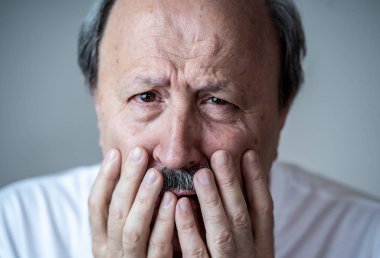 Büyük yetişkin üst düzey adamla acı içinde üzerinde nötr arka plan izole insan duyguları yüz ifadesi emeklilik ve depresyon kavramı üzgün ve bitkin yüzüne portresi.